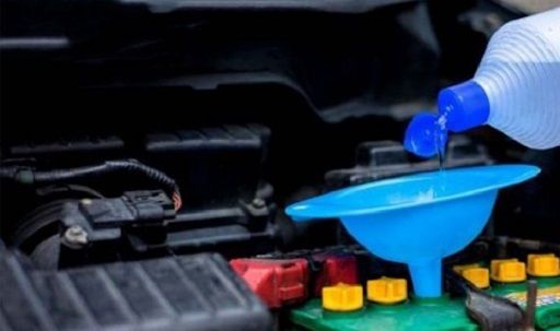 Cách đổ nước ắc quy ô tô an toàn và chính xác
